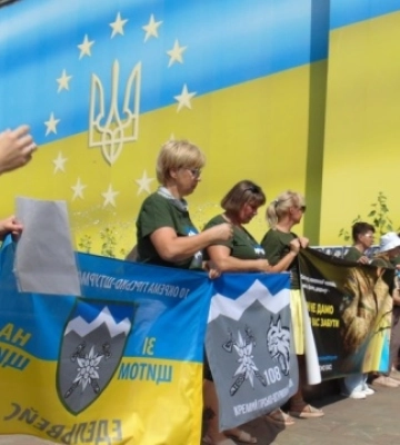 &quot;Хочемо, щоб пошуки продовжували&quot;. У Чернівцях рідні зниклих безвісти та полонених військових провели мирну акцію