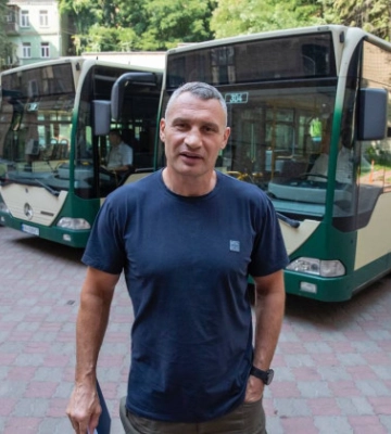 Киев получил 3 городских автобуса и 3 кареты скорой помощи, — Кличко