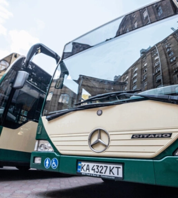 До Києва прибули подаровані місту нові автобуси та вагони метро - фото