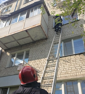 Діти залишилися вдома самі: надзвичайники в Харкові запобігли трагедії