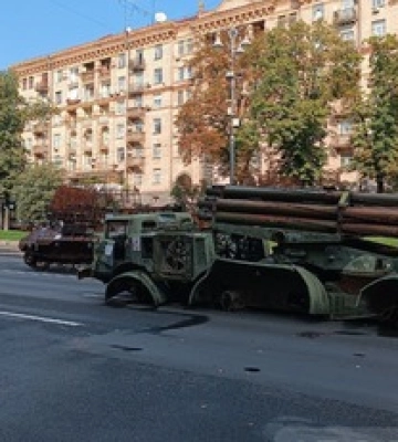 У Києві облаштовують &quot;парад&quot; підбитої техніки окупантів: фоторепортаж з центру столиці