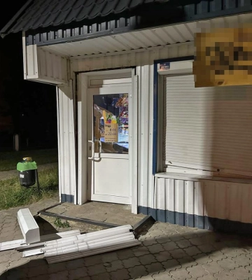Було мало. У Вараші двоє чоловіків пограбували магазин