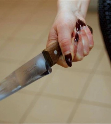 Вдарила ножем у спину. У Чернівцях розлючена жінка хотіла вбити свого співмешканця