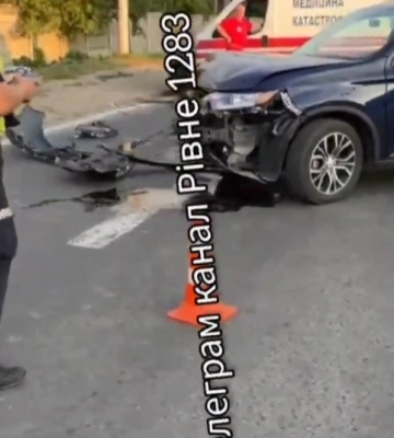 Асфальт в уламках, поруч «швидка» - ДТП у Рівному (ВІДЕО)