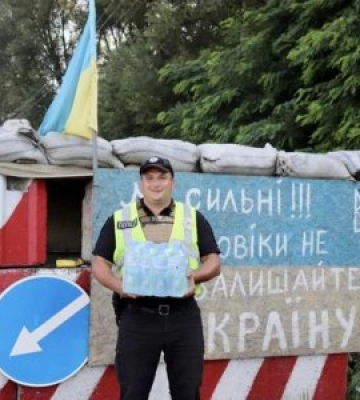 На блок-постах, що розташовані на в’їздах до Закарпаття, поліція розгорнула пункти видачі питної води