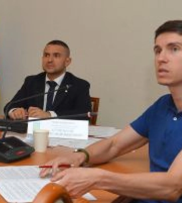 Олександр Куницький та член комісії Максим Павлюк під час засідання