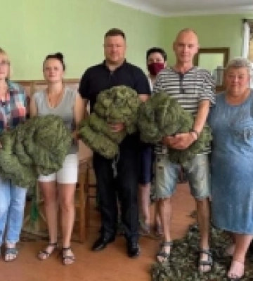 У Нововолинську волонтери сплели кілометри маскувальних сіток