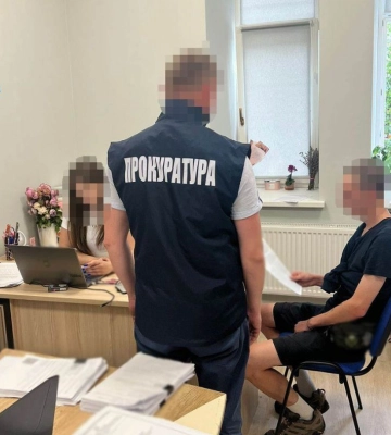 У Львові слідчі розбираються з молодиком, який побив трансгендерну військову