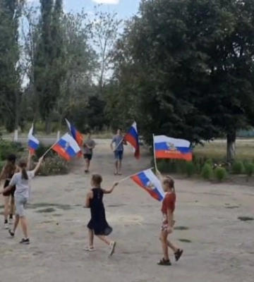 Советский союз отдыхает - рашисты в Мелитополе превратили детей в дрессированных обезьянок (фото, видео)