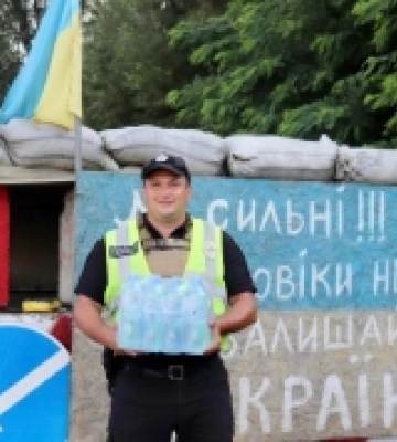 На блок-постах Закарпаття поліція розгорнула пункти видачі питної води