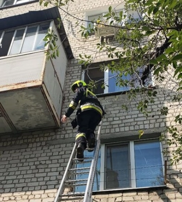 У Харкові рятували дітей в зачиненій квартирі