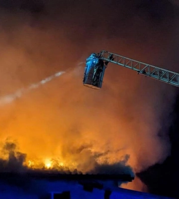 На Рівненщині рятувальники до ранку ліквідовували пожежу на території пекарні