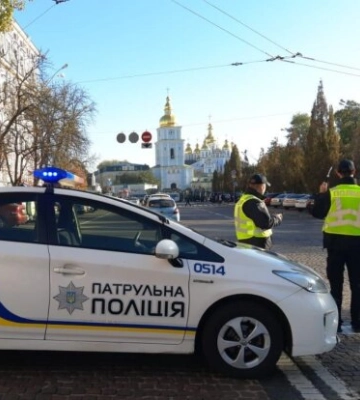 Фарфорові унітази, кондиціонери та газони: відділок поліції на Львівщині вирішили закидати мільйонами
