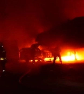 Вогнеборці ліквідували масштабну пожежу, спричинену ворожим обстрілом підприємства у Запоріжжі