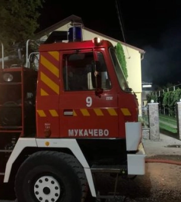 Сім&#039;ю спіткала біда: на Мукачівщині вогонь охопив надвірну споруду, що об’єднувала хлів, гараж, літню кухню й дровітню