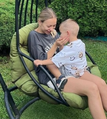 «Їжджу щороку». Дружина Віктора Павліка Катя Реп’яхова показала, як відпочиває із сім'єю в Трускавці