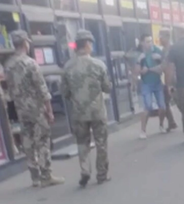 Загальна мобілізація: у Києві працівник ТЦК із пістолетом у руках вручав повістку. Відео