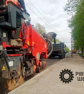 У центрі Рівного перекладуть бруківку, на Набережній - засиплять ями