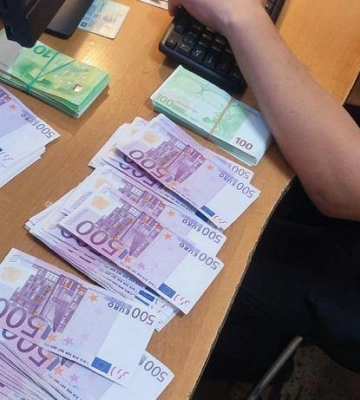 Серед одягу у валізах валюта: волинські митники виявили «надмір» у 70 тисяч євро