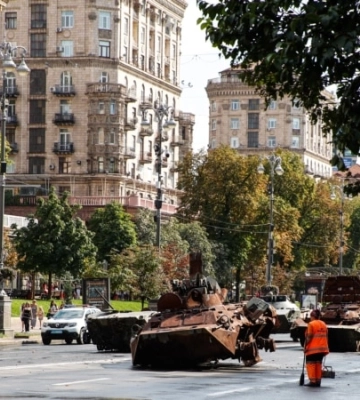 Парад у Києві, але з нюансом: на Хрещатику розвантажують іржаву трофейну техніку окупантів