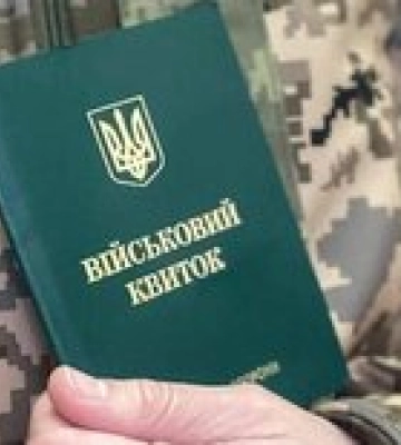В Киеве военком угрожал мужчине пистолетом. Полиция проводит проверку – видео