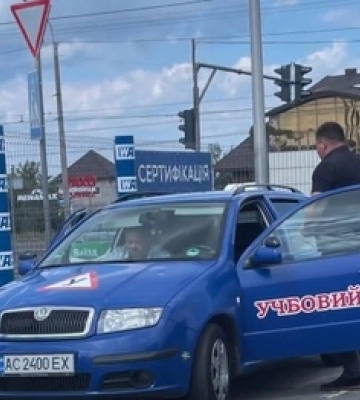 Ківерцівського мера після «адмінки» за їзду без прав помітили біля МРЕО (відео)