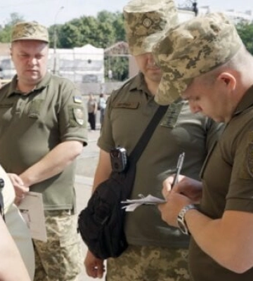 Загальна мобілізація: у Києві працівник ТЦК із пістолетом у руках вручав повістку. Відео