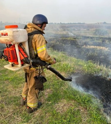 Ворожі обстріли в тандемі із спекою: за добу вогнеборці Донеччини та Херсонщини загасили 16 пожеж