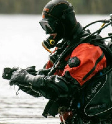 На Русанівській протоці рятувальники вилучили тіло чоловіка з води