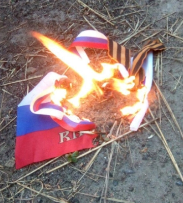 Цим ганчіркам не місце на українській землі: активісти на окупованих територіях спалили прапори рф