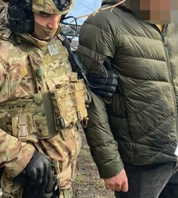&quot;Влаштували&quot; в частину 10 цивільних осіб: на Дніпропетровщині керівники військової частини привласнили 3,5 млн грн