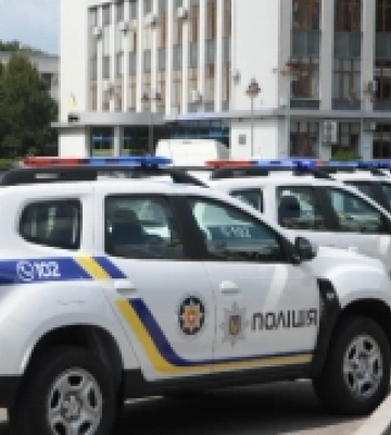 Правоохоронці громад Вараського району отримали нові автівки