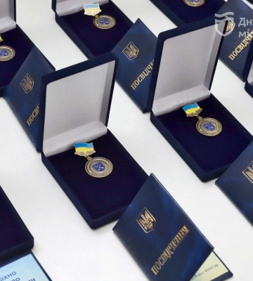 Напередодні Дня Незалежності Філатов посмертно нагородив десятьох захисників з Дніпра: медалі отримали родини героїв