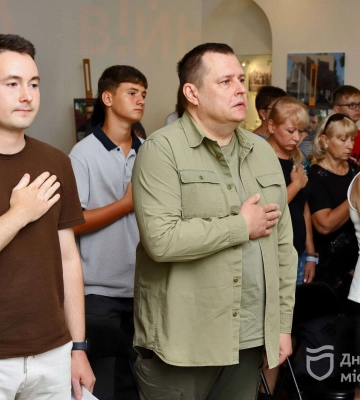 Філатов під час презентації платформи «Війна» посмертно відзначив нагородами десятьох воїнів з Дніпра