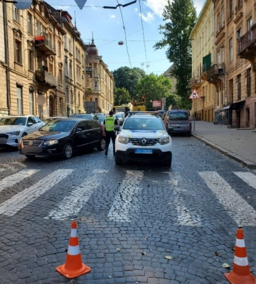 У Львові евакуатор з вантажем обірвав тролейбусні дроти
