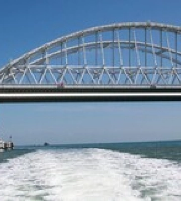 Окупанти почали топити пороми для захисту Кримського мосту – ГУР