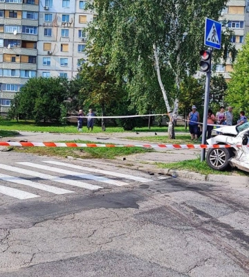 В Харькове возле супермаркета произошло смертельное ДТП: погиб водитель такси