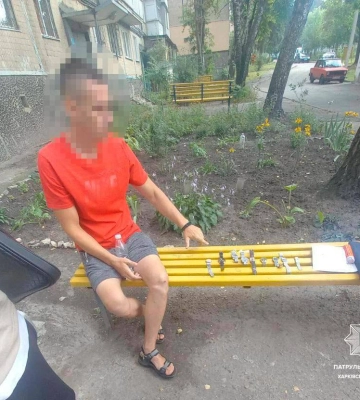 На Салтовке прохожему брызнули в лицо из баллончика и отобрали часы