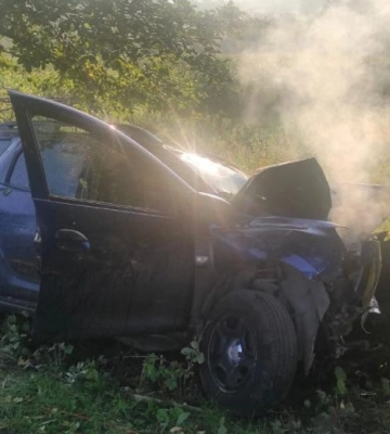 На Львівщині легковик влетів у дерево на шаленій швидкості (ФОТО)