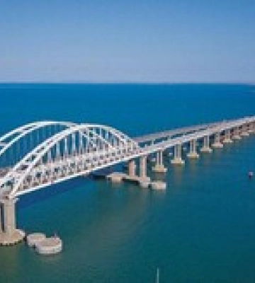 В районе Крымского моста прозвучали взрывы, а в Севастополе – выстрелы