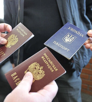 Загарбники поспішають із примусовою паспортизацією літніх людей на окупованій Луганщині