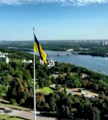 Над Києвом підняли прапор України зі словами та підписами захисників і захисниць, які воюють проти російських загарбників. ВIДЕО