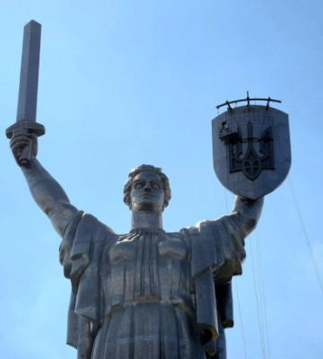 Большинство украинцев поддерживают то, что установить трезубец на "Родине-мать" можно было позже: опрос