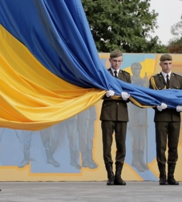 У Києві підняли особливий прапор України. Зеленський: наш прапор – це наша сила, джерело волі і пам’ять