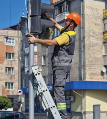 Комунальники взялися за світлофори у Рівному. Один з них - після ДТП