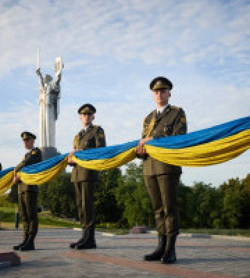 Український прапор є джерелом волі й незламності всіх воїнів, які борються за нашу землю – Президент (відео)