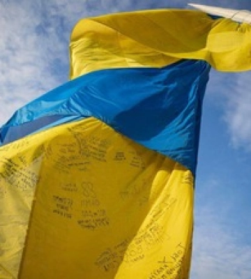 Над Києвом підняли прапор України зі словами та підписами захисників і захисниць, які воюють проти російських загарбників. ВIДЕО