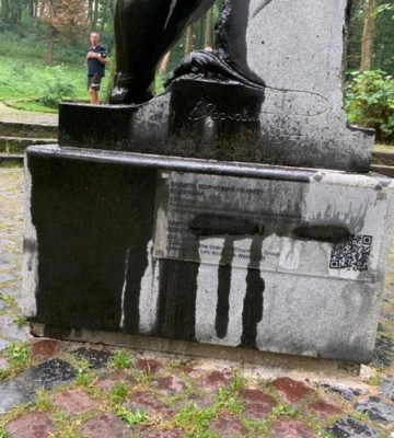 У львівському парку облили мастилом і намагались підпалити відому скульптуру