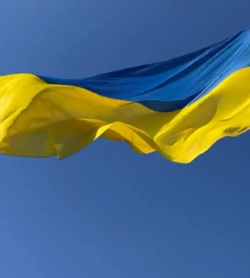 В Харькове подняли сине-желтый флаг на самом высоком флагштоке Украины (видео)