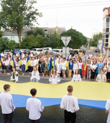 У вишиванках і з вірою в перемогу: у Луцьку відзначили День прапора. Фото